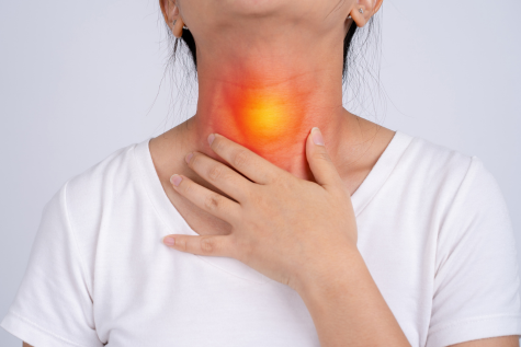 موسم بدلتے ہی گلے میں شدید درد؟ ان گھریلو ٹوٹکوں سے آرام حاصل کریں۔