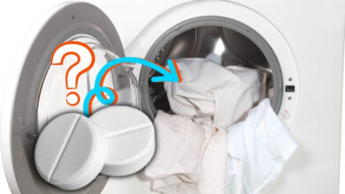 کپڑوں پر لگے ضدی داغ بغیر کسی محنت کے صاف ہو جائیں گے! بس اس دوا کو واشنگ مشین میں ڈال دیں۔
