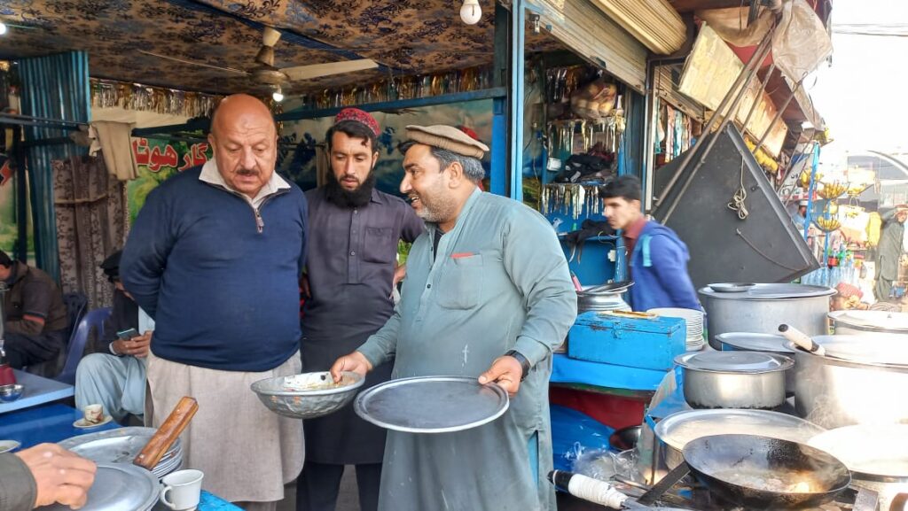 مین تیمرگرہ اڈہ پر واقع دوکانداروں کے خلاف کاروائی