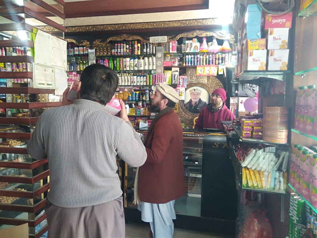 دیر پائین: خوشحال پروگرام کے زیرِ نگرانی سرکاری ریٹ سے تجاوز پر دوکانداروں کو جرمانہ