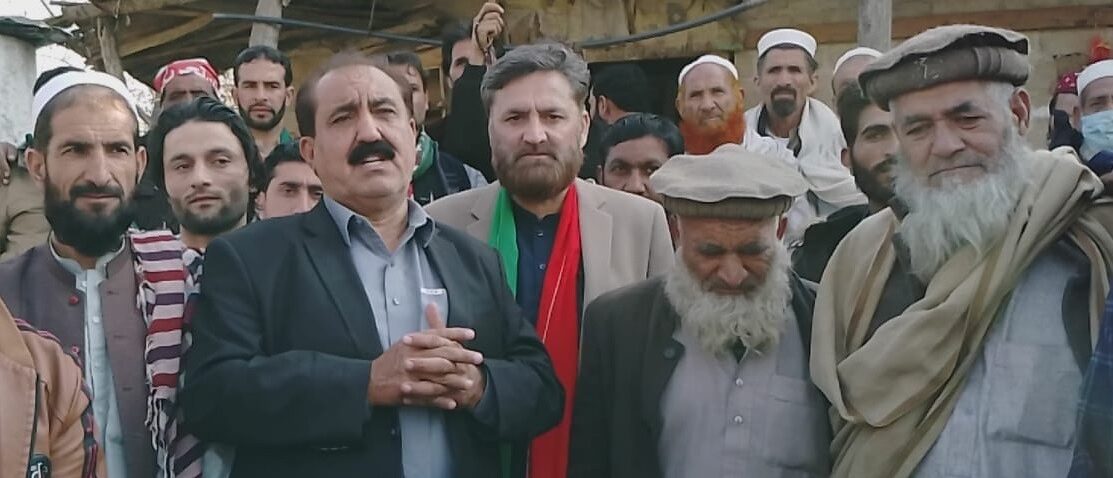 پی کے 22: پی ٹی آئی کے آزاد امیدوار کا الیکشن مہم کے سلسلے میں چارمنگ کا دورہ