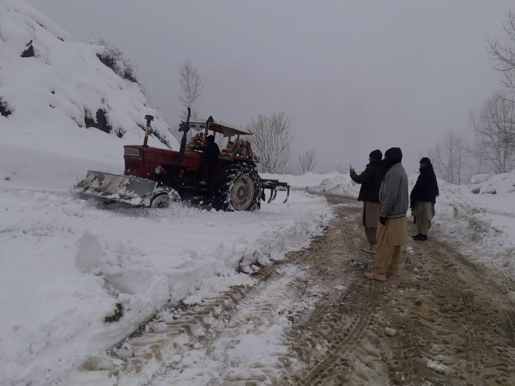شاہی تحصیل ثمرباغ میں برفباری سے بند روڈ کی صفائی