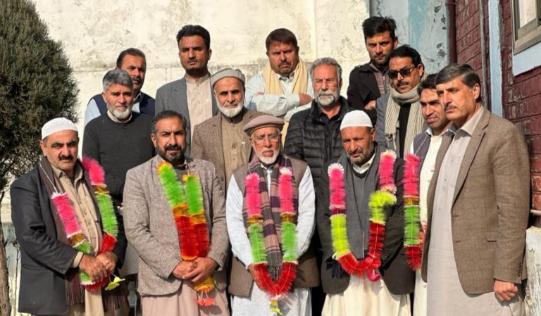 پی ٹی ائی وفد سنگین خان اور احمد خان اف ڈگر کی بونیر پریس کلب کی نئی کابینہ کو مبارکباد