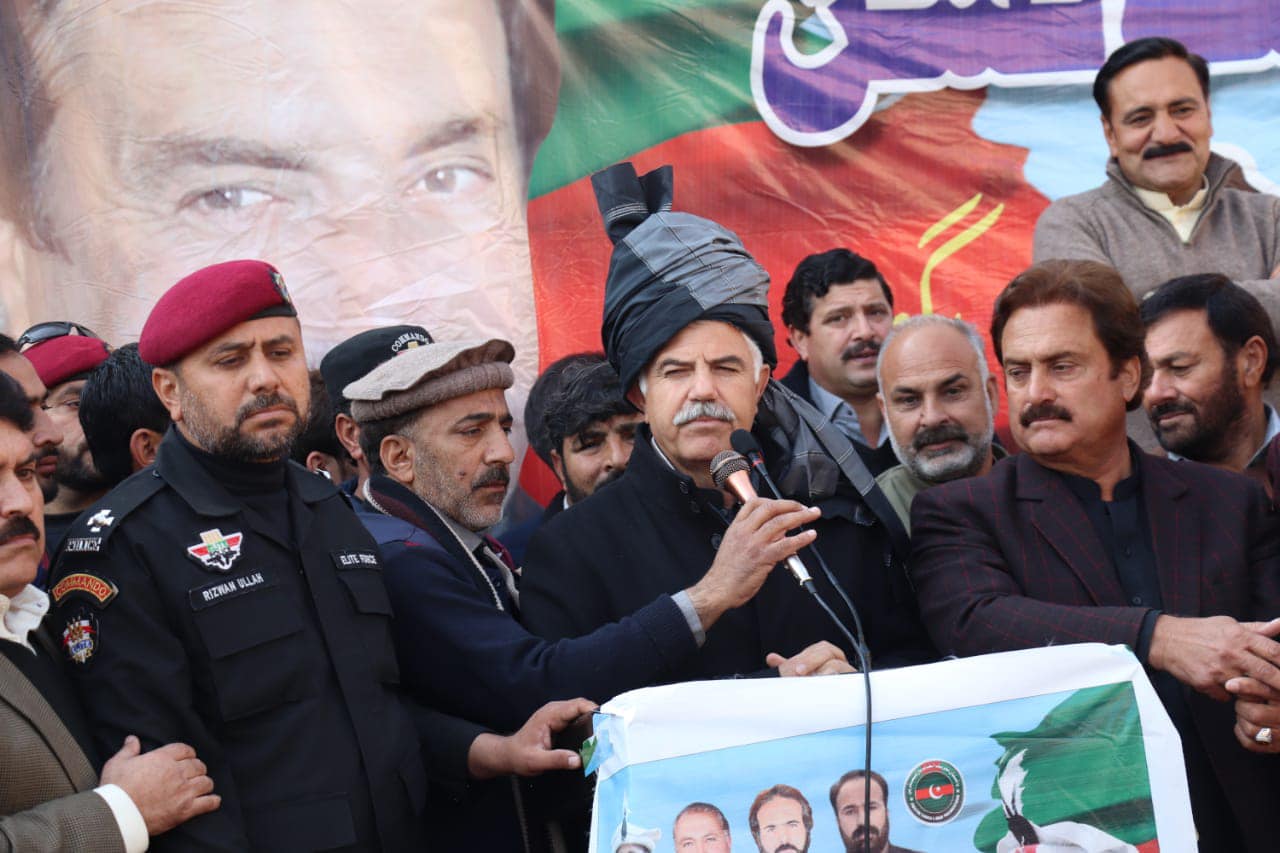 سوات: سابق وزیر اعلیٰ محمود خان کا بیا کند مٹہ میں کارکنوں سے خطاب