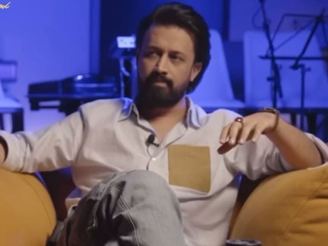 غلطی سے نامناسب شاعری گانے پر اللہ سے معافی مانگی ہے، عاطف اسلم