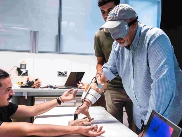 مصنوعی ہاتھ کے ذریعے درجہ حرارت بھی محسوس کرنے کا کامیاب تجربہ