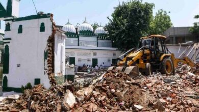 بھارتی دارالحکومت میں 600 سال پرانی مسجد کی مسماری کے بعد حالات کشیدہ