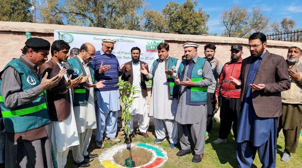 کمشنر آفس میں پودے لگا کر شجرکاری مہم کا باقاعدہ آغاز