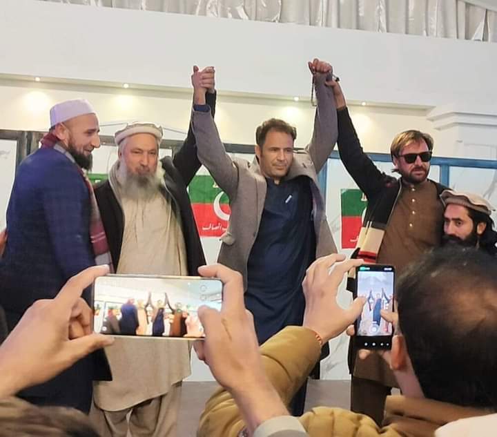 لوئر دیر: آزاد امیدوار پی ٹی آئی امیدوار کے حق میں دستبردار