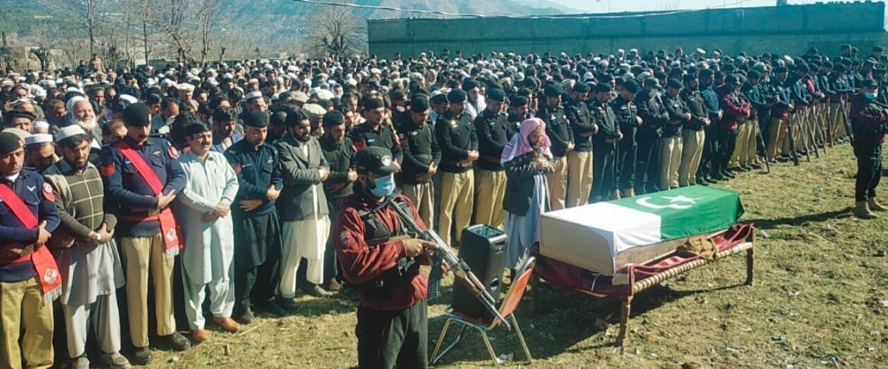 عام انتخابات: بم دھماکے میں جام شہادت نوش کرنے والے پولیس آفیسرز کی نماز جنازہ ادا کر دی گئی