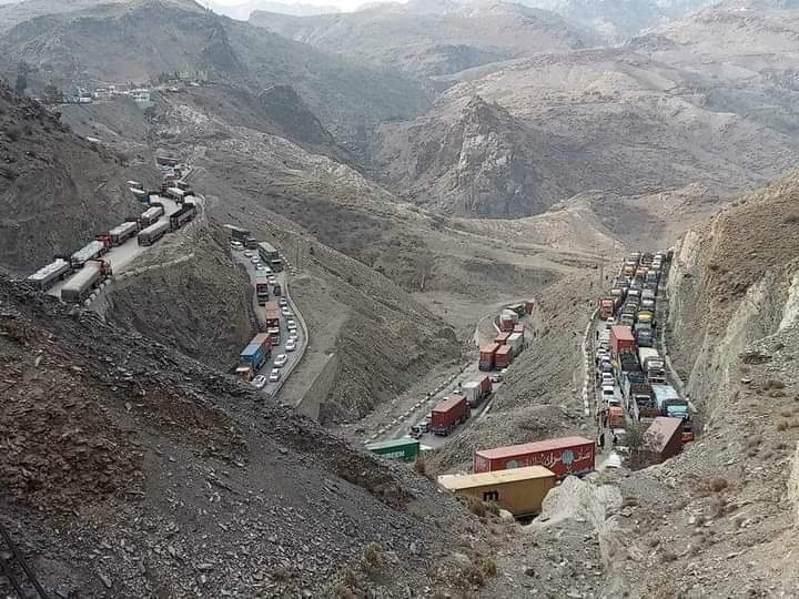 طورخم بارڈر: کلیئرنس کے سست روی کیوجہ سے ٹرانسپورٹرز پریشان