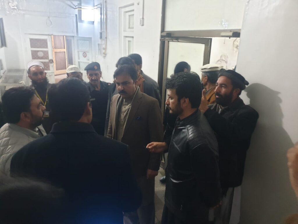 ڈپٹی کمشنر دیر پائین کا ڈی۔ایچ۔کیو ہسپتال تیمرگرہ ایمرجنسی یونٹ کا دورہ