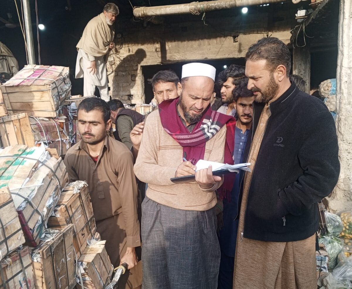 محکمہ فوڈ اور محکمہ زراعت کے نمانئیندوں کا سبزی منڈی تیمرگرہ کا دورہ