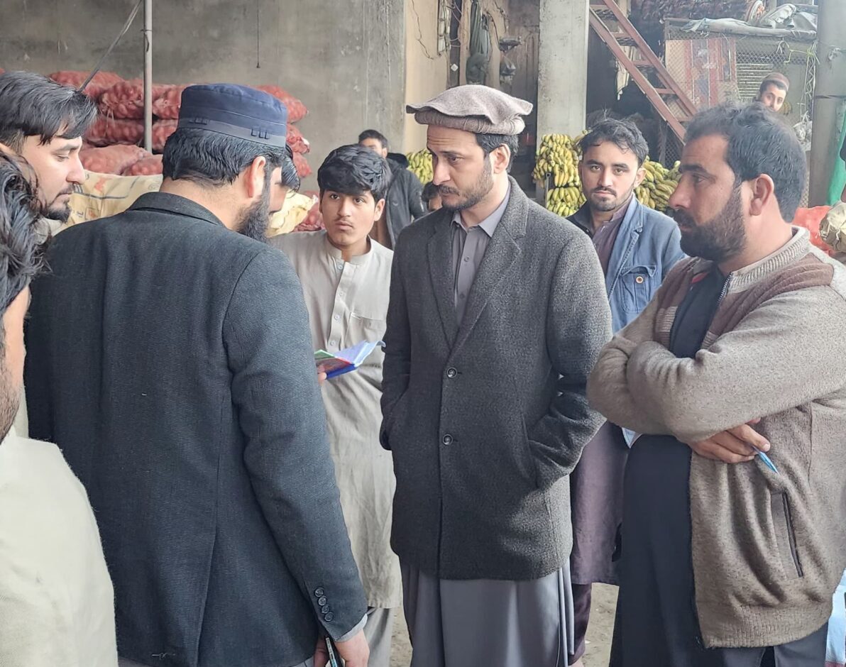 اسسٹنٹ کمشنر کا فروٹ / سبزی منڈی تیمرگرہ کا دورہ