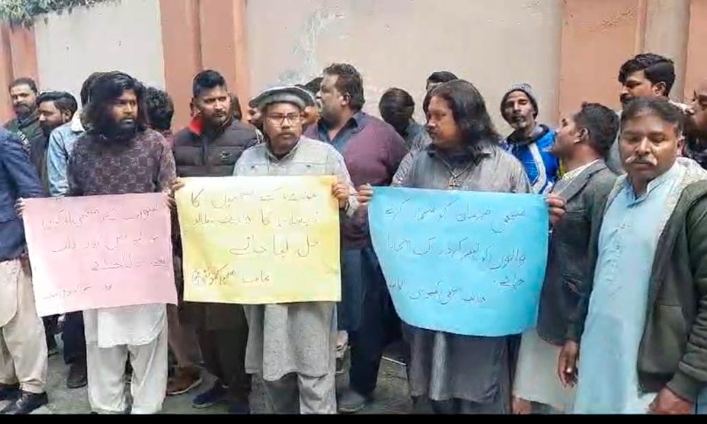 سوات: مسیحی کمینوٹی کا ڈپٹی کمشنر کے دفتر کے سامنے احتجاجی مظاہرہ