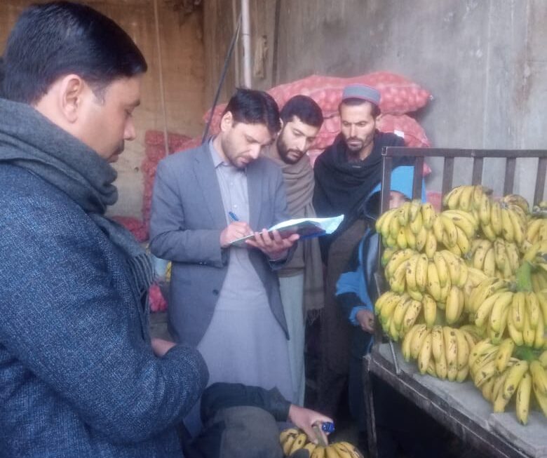 دیر پائین: اسسٹنٹ کمشنر کا صبح وقت فروٹ / سبزی منڈی تیمرگرہ کا دورہ