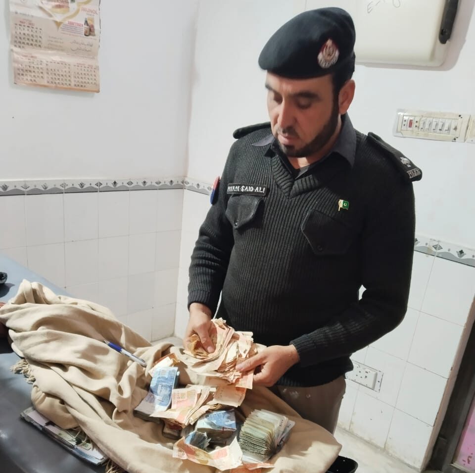 واڑی: موٹر سائیکل ایکسیڈنٹ، حوش سنبھلنے پر موٹرسائیکل سوار کو رقم واپس