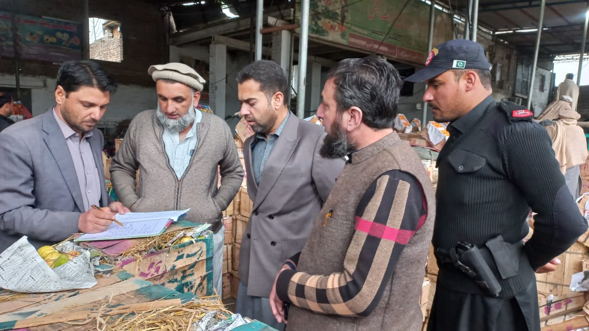 ڈسٹرکٹ فوڈ کنٹرولر کا فروٹ / سبزی منڈی تیمرگرہ کا دورہ