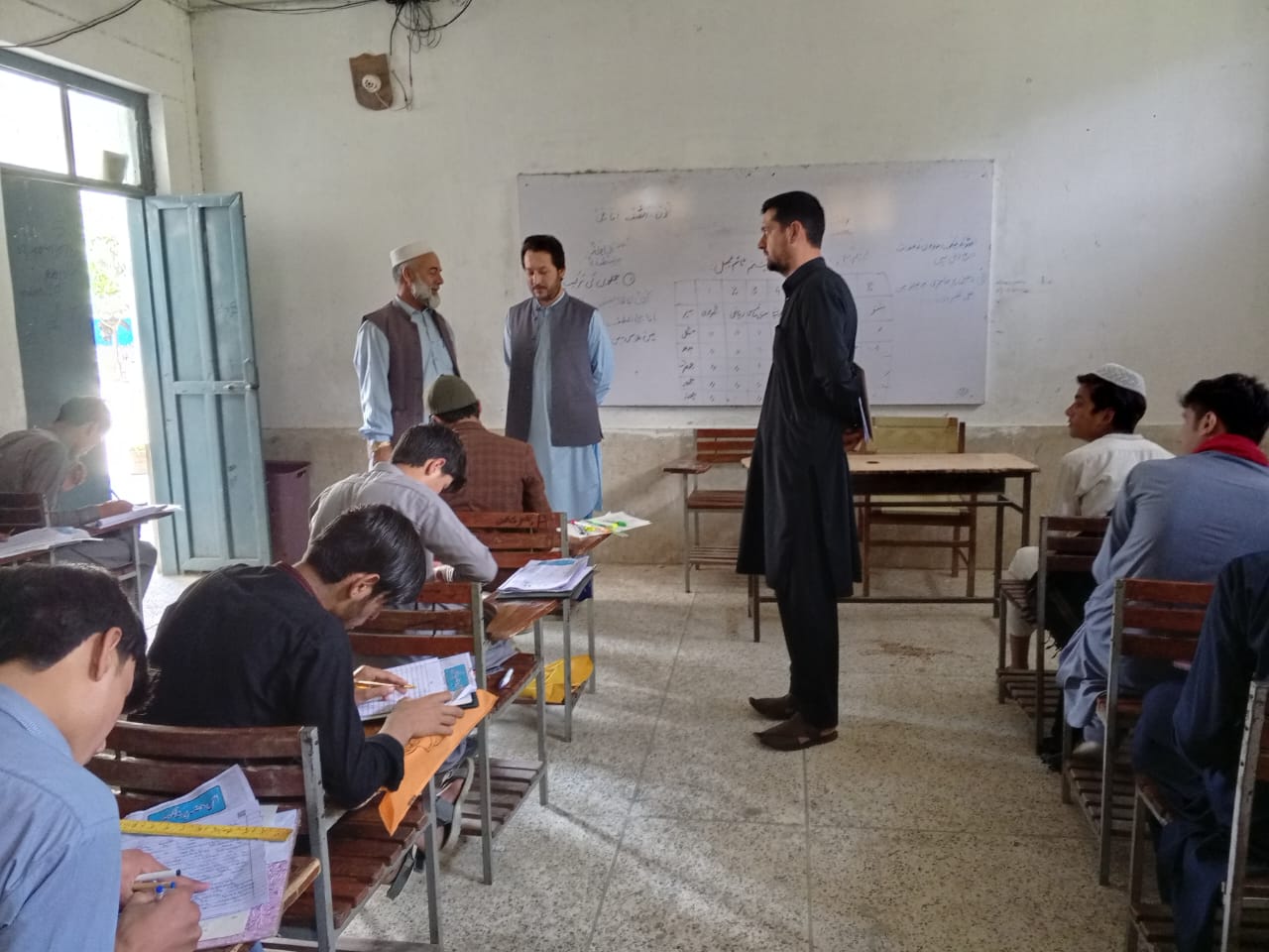 ثمرباغ: اسسٹنٹ کمشنر کا امتحانی ہالز کا دورہ