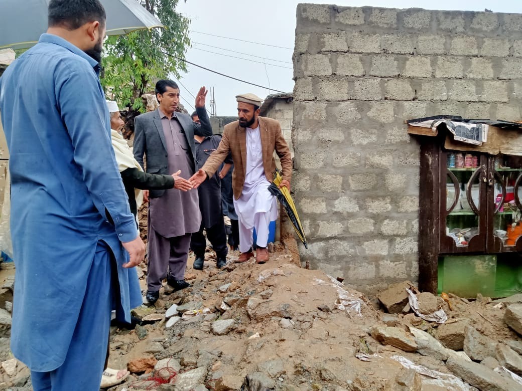ضلعی انتظامیہ باجوڑ کے اۤفیسران کا حالیہ بارشوں سے متاثرہ علاقوں کا دورہ