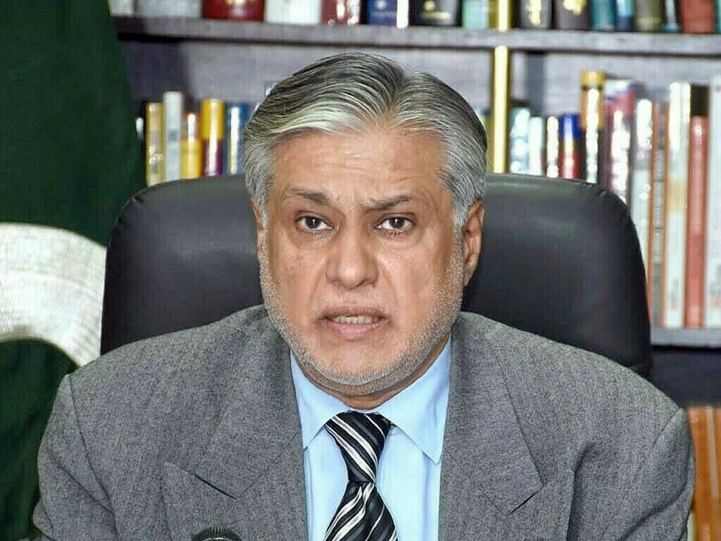 وزیر خارجہ اسحاق ڈار کو نائب وزیراعظم بنا دیا گیا