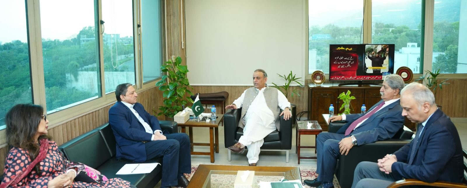 پیپلز پارٹی کے پارلیمانی وفد کی وفاقی وزیر برائے نجکاری عبدالعلیم خان کے دفتر آمد و ملاقات