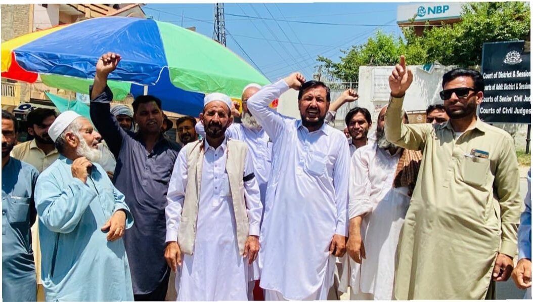 بونیر: درجہ چہارم ملازمین کا ڈگر چوک میں احتجاجی مظاہرہ