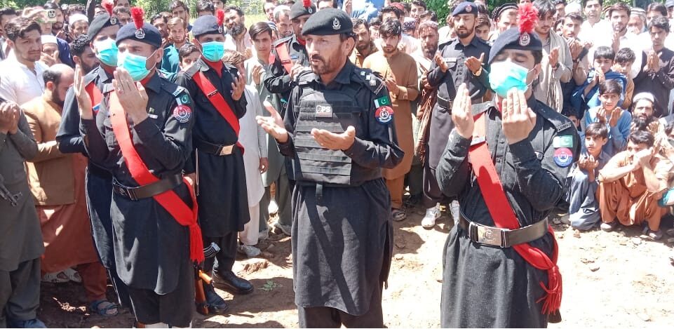 نامعلوم دہشت گردوں کے فائرنگ سے شہید ہونے والے ضلعی پولیس کانسٹیبل سپردِ خاک