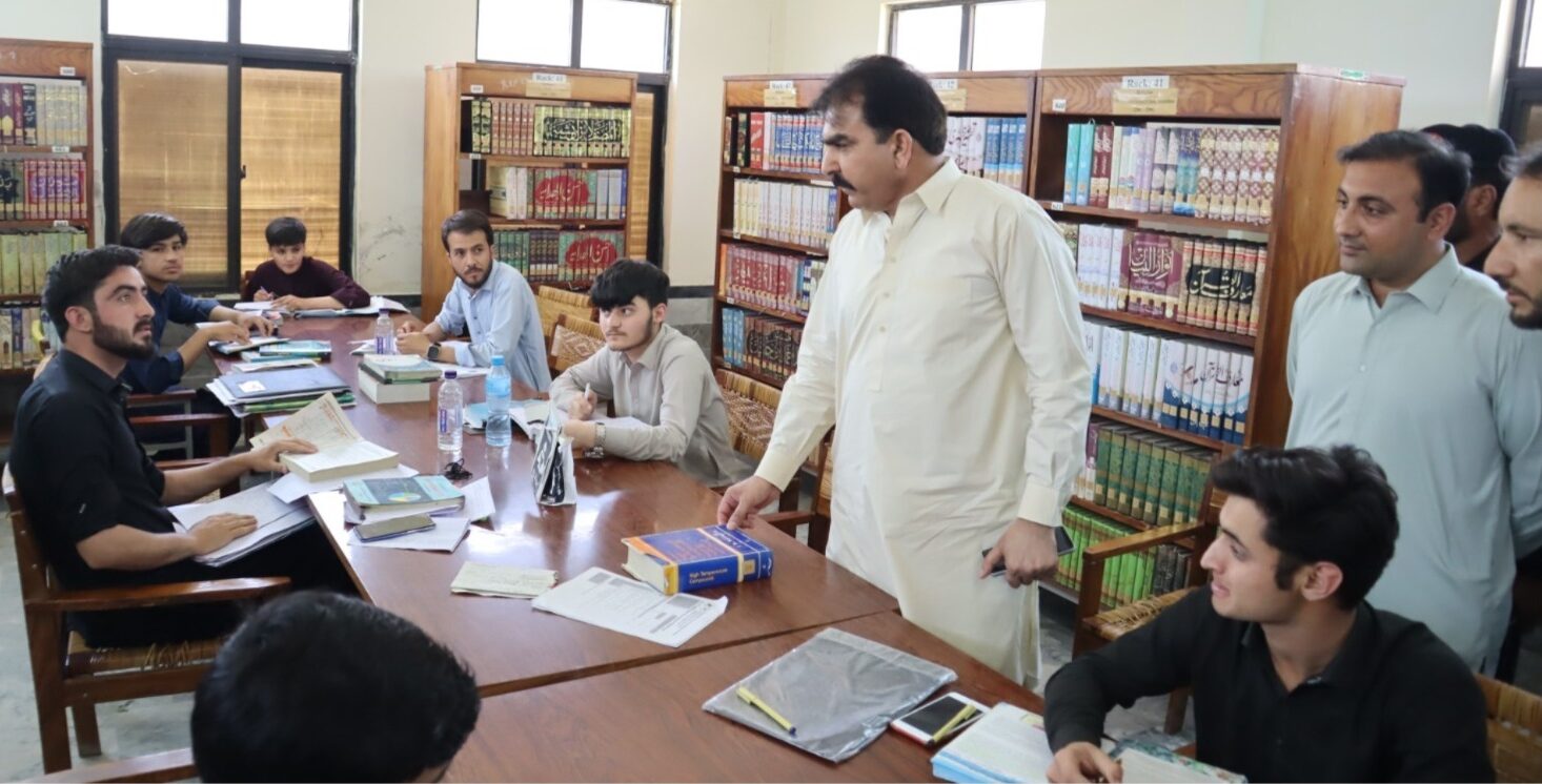ڈپٹی کمشنر کی لائبریری کا دورہ: طلباء کی شکایات کا فوری حل