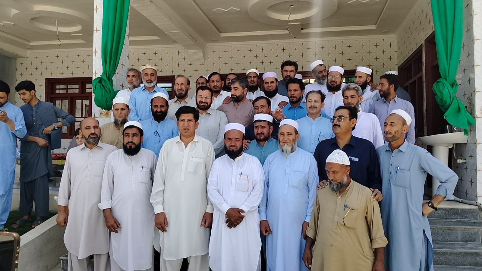 34 سال بعد باجوڑ میں 1990 کے کلاس فیلوز کا اجتماع، پرانی یادیں تازہ