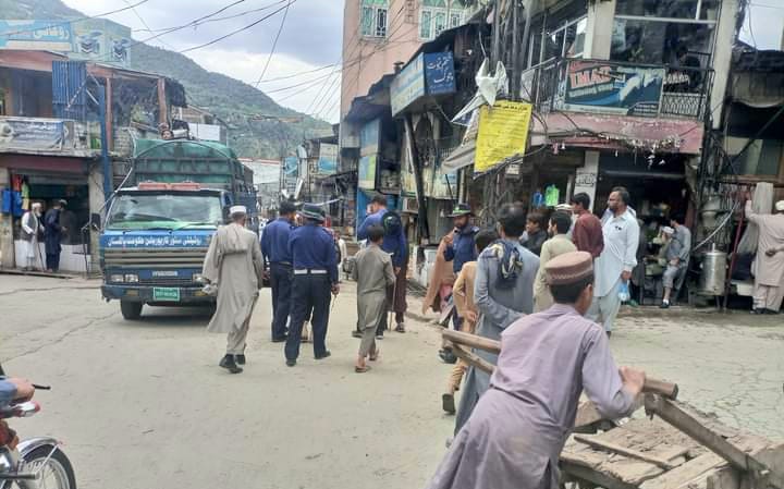 دیر: پولیس کی کارروائی سے دیر بازار کا حسن بحال، شہریوں کی تعریف