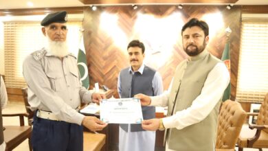 دیر پائین: بہترین کارکردگی پر انچارج ٹریفک پولیس کو تعریفی سرٹیفکیٹ دیا گیا