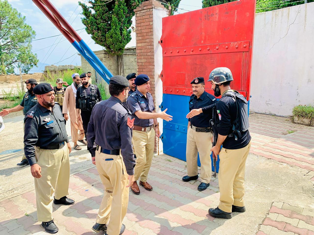 ڈی پی او سوات نے سیکیورٹی انتظامات کا جائزہ لیا، پولیس جوانوں کو شاباش دی
