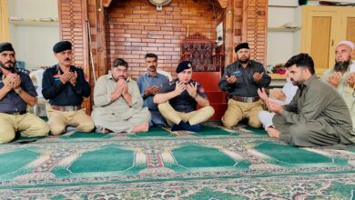 ڈی پی او سوات کا ٹریفک حادثے میں شہید کانسٹیبل فضل حیات کے اہلخانہ سے تعزیت