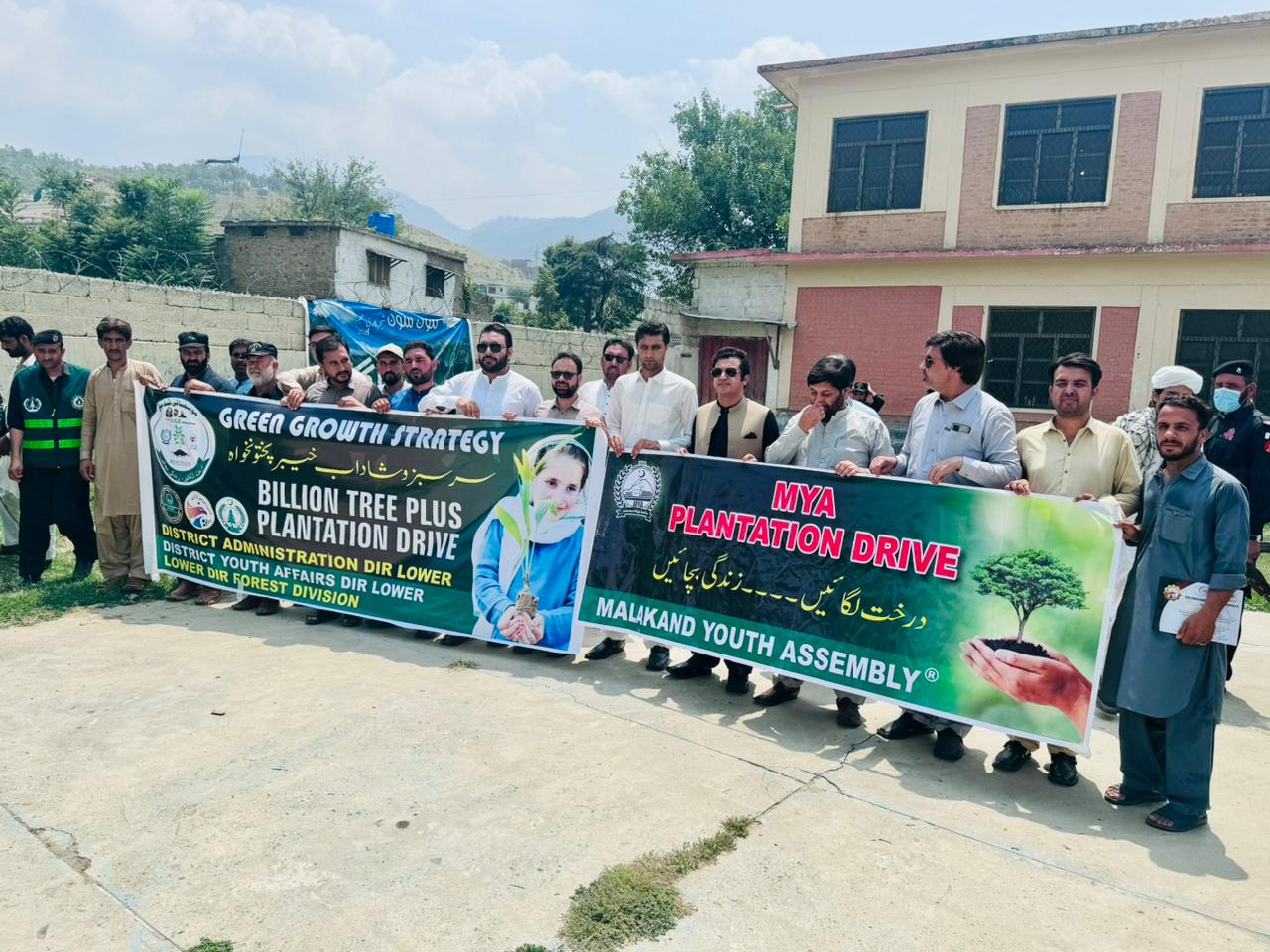 ضلعی انتظامیہ اور محکمہ جنگلات کے زیر اہتمام "بلین ٹری پلس پلانٹیشن ڈرائیو" کا انعقاد