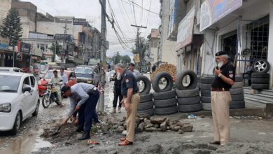 سوات: ایس پی ٹریفک وارڈن کا فضاگٹ روڈ کا دورہ، زیر تعمیر سڑک کے مسائل کا جائزہ