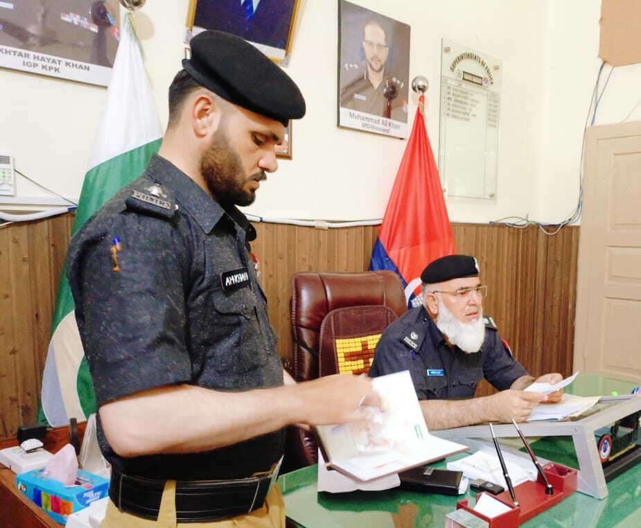 سوات: ٹریفک پولیس جوانوں کے مسائل کے حل کے لیے اردلی روم کا انعقاد