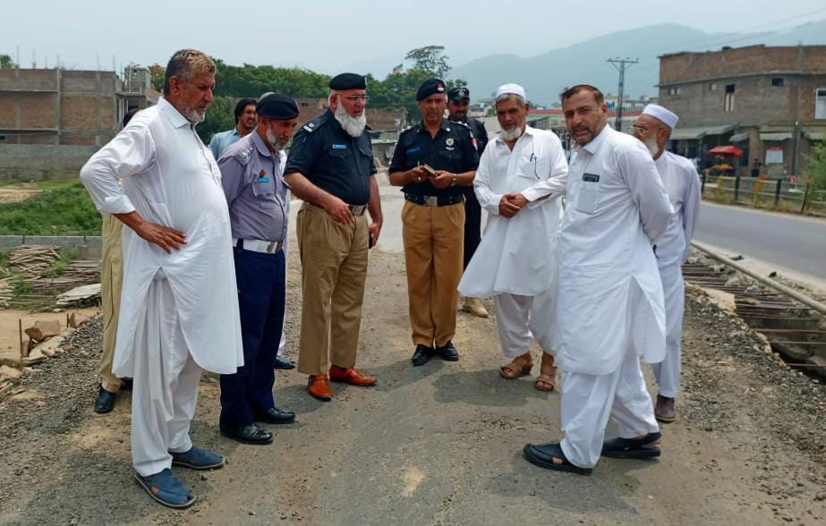 ایس پی ٹریفک وارڈن سوات کا بریکوٹ میں متبادل راستے کا جائزہ، ٹریفک روانی کیلئے ہدایات