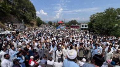 سوات: بریم سے وینئی تک روڈ کی عدم تعمیر کے خلاف دھرنا، مظاہرین کا احتجاج