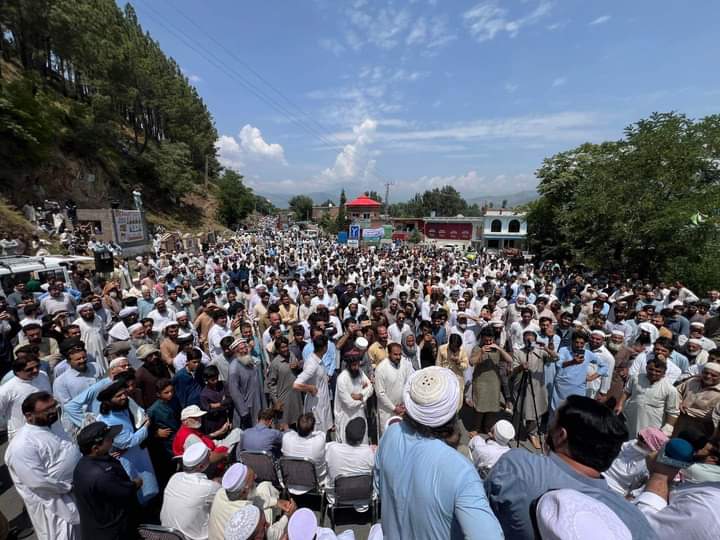 سوات: بریم سے وینئی تک روڈ کی عدم تعمیر کے خلاف دھرنا، مظاہرین کا احتجاج