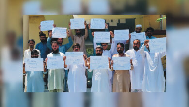 انجینئرنگ یونیورسٹی کے ملازمین کا احتجاج، ضم کرنے اور مستقل نہ کرنے پر مظاہرہ