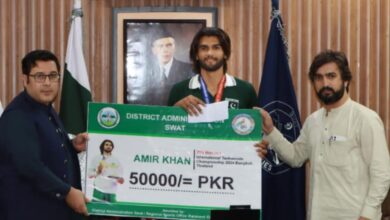 سوات: ڈپٹی کمشنر کی گولڈ میڈلسٹ عامر خان کو مبارکباد، نقد انعام اور سرٹیفیکیٹ پیش کیا