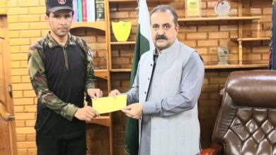 دیر لیویز کے سپاہی شاہ ولی کی بہادری، سیلاب میں پھنسے افراد کو ریسکیو کرنے پر نقد انعام سے نوازا گیا