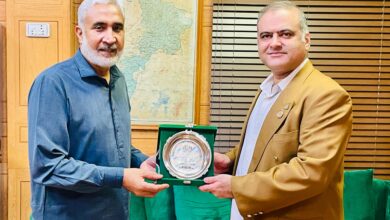 پیراپلیجک سنٹر کی خدمات پر ڈاکٹر محمد الیاس کو شیلڈ، کیپٹن عدنان گل نے سراہا