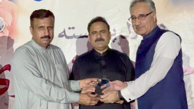 سوات: وزیر فضل حکیم خان نے ادبی تقریب میں شعراء و ادباء کی خدمات کو سراہا، اعزازی شیلڈز تقسیم