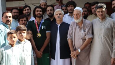 سوات: محمود خان کا گولڈ میڈلسٹ عامر خان کے لیے پانچ لاکھ روپے انعام کا اعلان