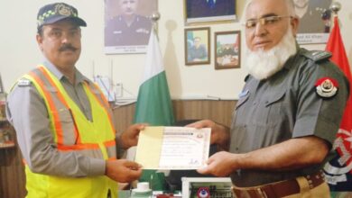 ایس پی ٹریفک حبیب اللہ خان نے بہترین کارکردگی پر افسران اور اہلکاروں کو اسناد اور انعامات دیے