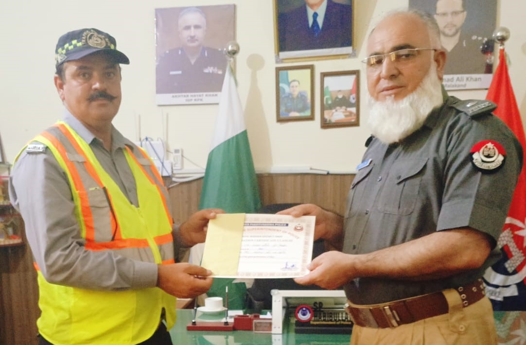 ایس پی ٹریفک حبیب اللہ خان نے بہترین کارکردگی پر افسران اور اہلکاروں کو اسناد اور انعامات دیے
