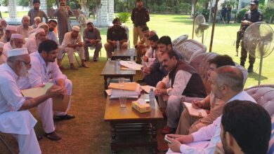 ملاکنڈ: کمشنر ثاقب رضا اسلم کی زیرصدارت گرینڈ جرگہ، عدالتی احکامات پر عملدرآمد کی یقین دہانی