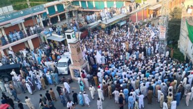 سوات: پولیس پر حملوں کے خلاف بیدرہ چوک میں ہزاروں افراد کا دھرنا، امن کے نعرے